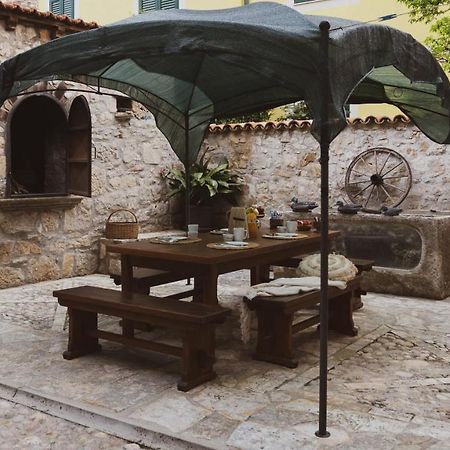 شقة Scardona Rustica, Bed & Breakfast With Jacuzzi, Bbq And Free Parking In Skradin, Krka المظهر الخارجي الصورة