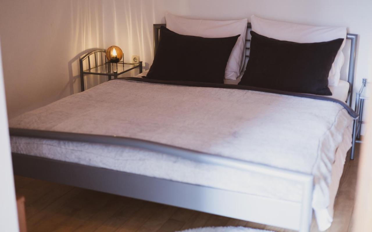شقة Scardona Rustica, Bed & Breakfast With Jacuzzi, Bbq And Free Parking In Skradin, Krka المظهر الخارجي الصورة