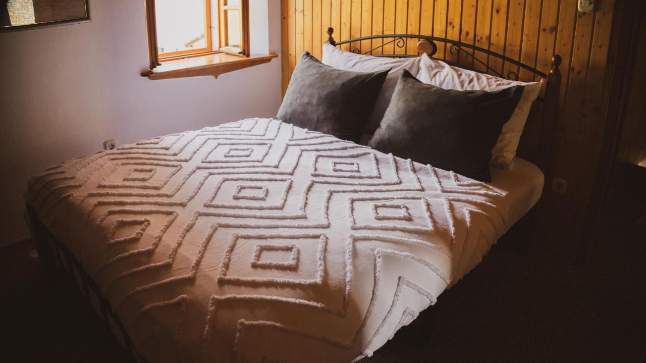 شقة Scardona Rustica, Bed & Breakfast With Jacuzzi, Bbq And Free Parking In Skradin, Krka المظهر الخارجي الصورة