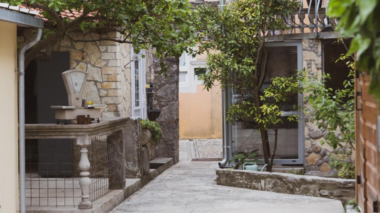 شقة Scardona Rustica, Bed & Breakfast With Jacuzzi, Bbq And Free Parking In Skradin, Krka المظهر الخارجي الصورة