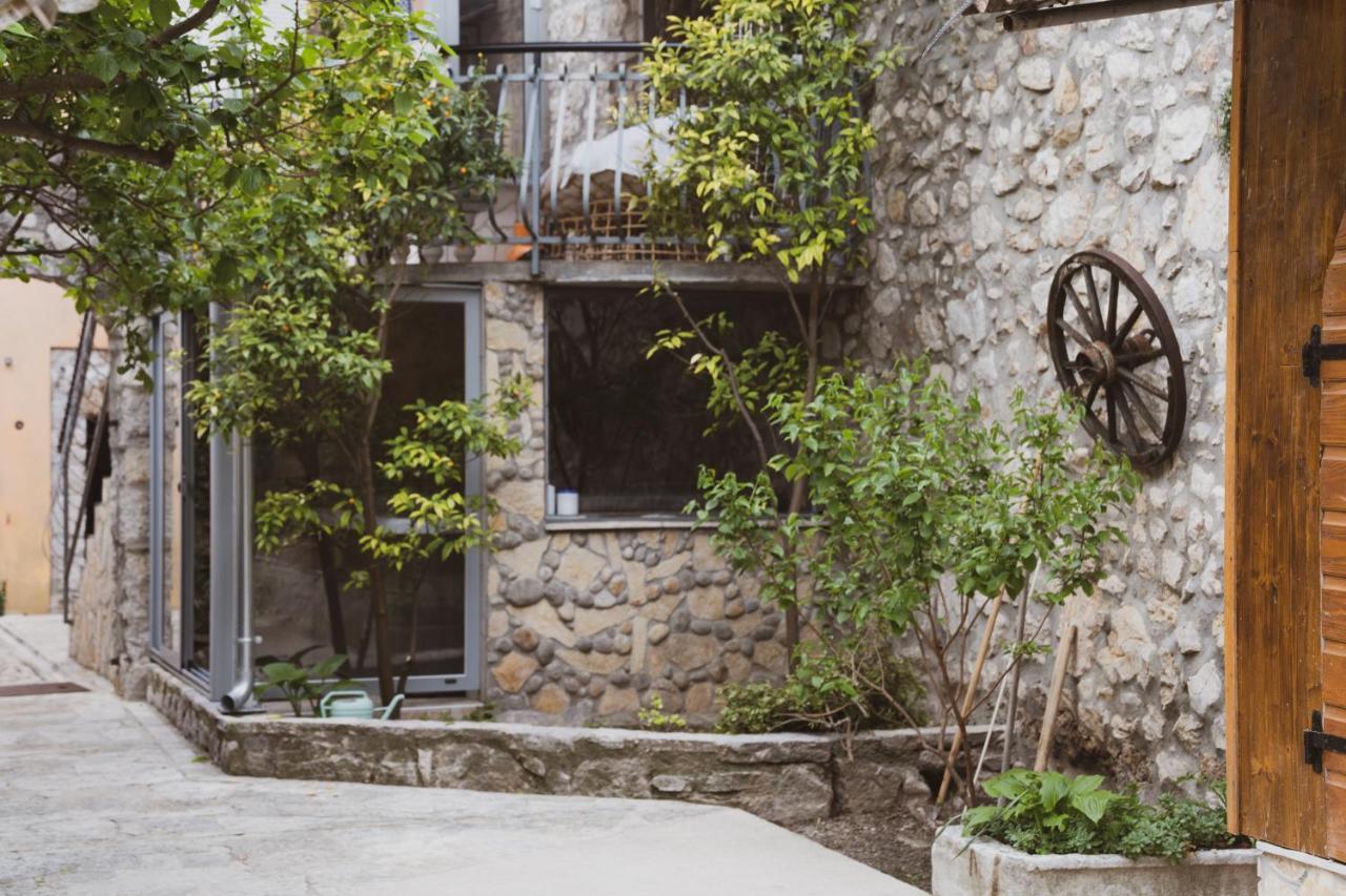شقة Scardona Rustica, Bed & Breakfast With Jacuzzi, Bbq And Free Parking In Skradin, Krka المظهر الخارجي الصورة