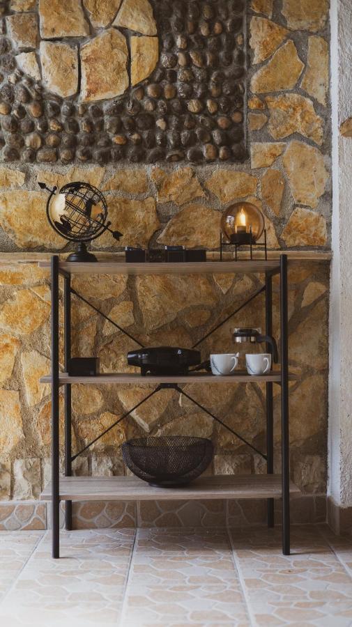 شقة Scardona Rustica, Bed & Breakfast With Jacuzzi, Bbq And Free Parking In Skradin, Krka المظهر الخارجي الصورة