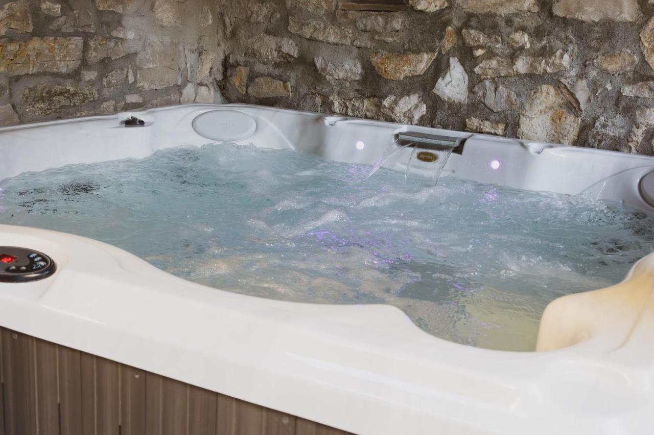 شقة Scardona Rustica, Bed & Breakfast With Jacuzzi, Bbq And Free Parking In Skradin, Krka المظهر الخارجي الصورة