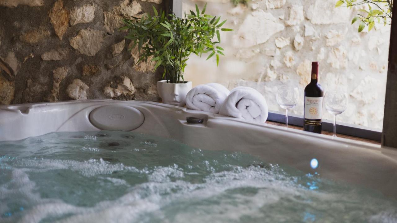 شقة Scardona Rustica, Bed & Breakfast With Jacuzzi, Bbq And Free Parking In Skradin, Krka المظهر الخارجي الصورة