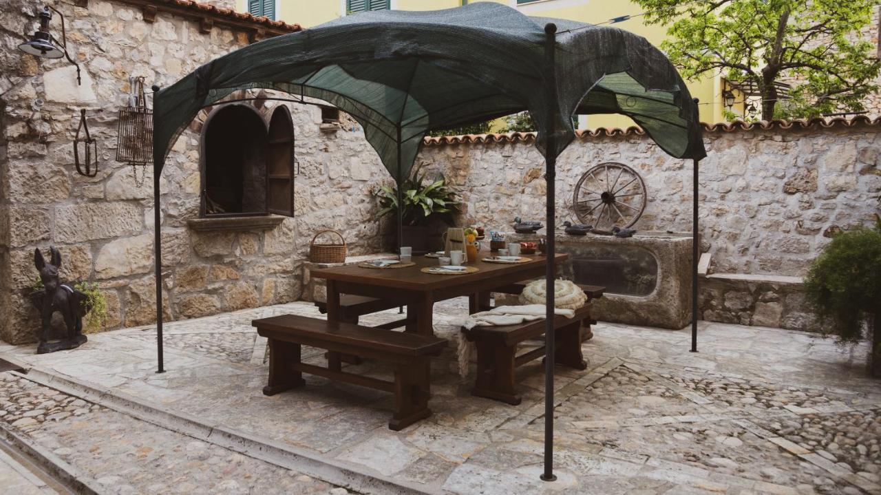 شقة Scardona Rustica, Bed & Breakfast With Jacuzzi, Bbq And Free Parking In Skradin, Krka المظهر الخارجي الصورة